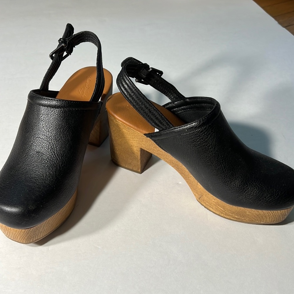 Universal Thread clog in black, size 9.5